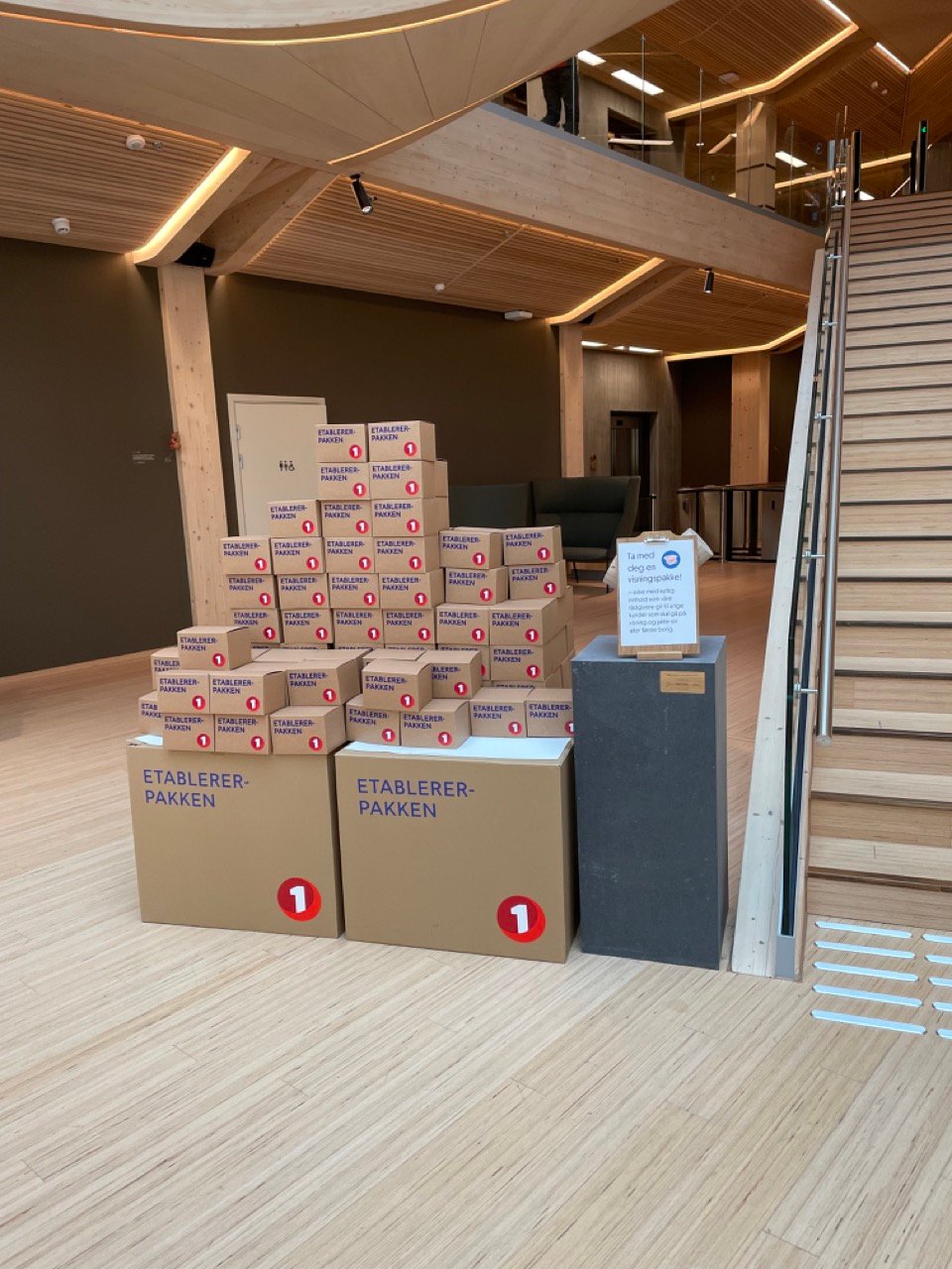 Esker med direktemarkedsføringsmateriell til kampanjen Etablererpakken fra Sparebank 1 SR-bank