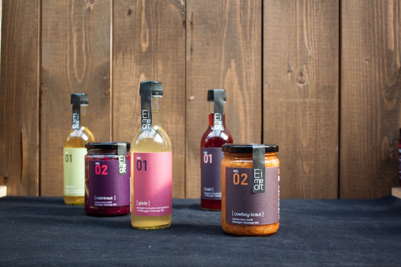 Bilde av forskjellige produkter fra EIMEALT, en lokal fermenteringsprodusent i Stavanger