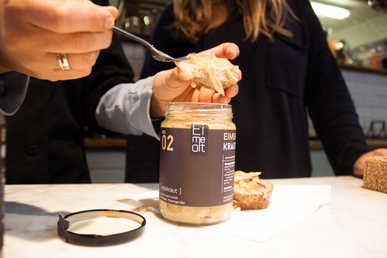 To personer som lager klar brødblingser med eplekraut fra EIMEALT