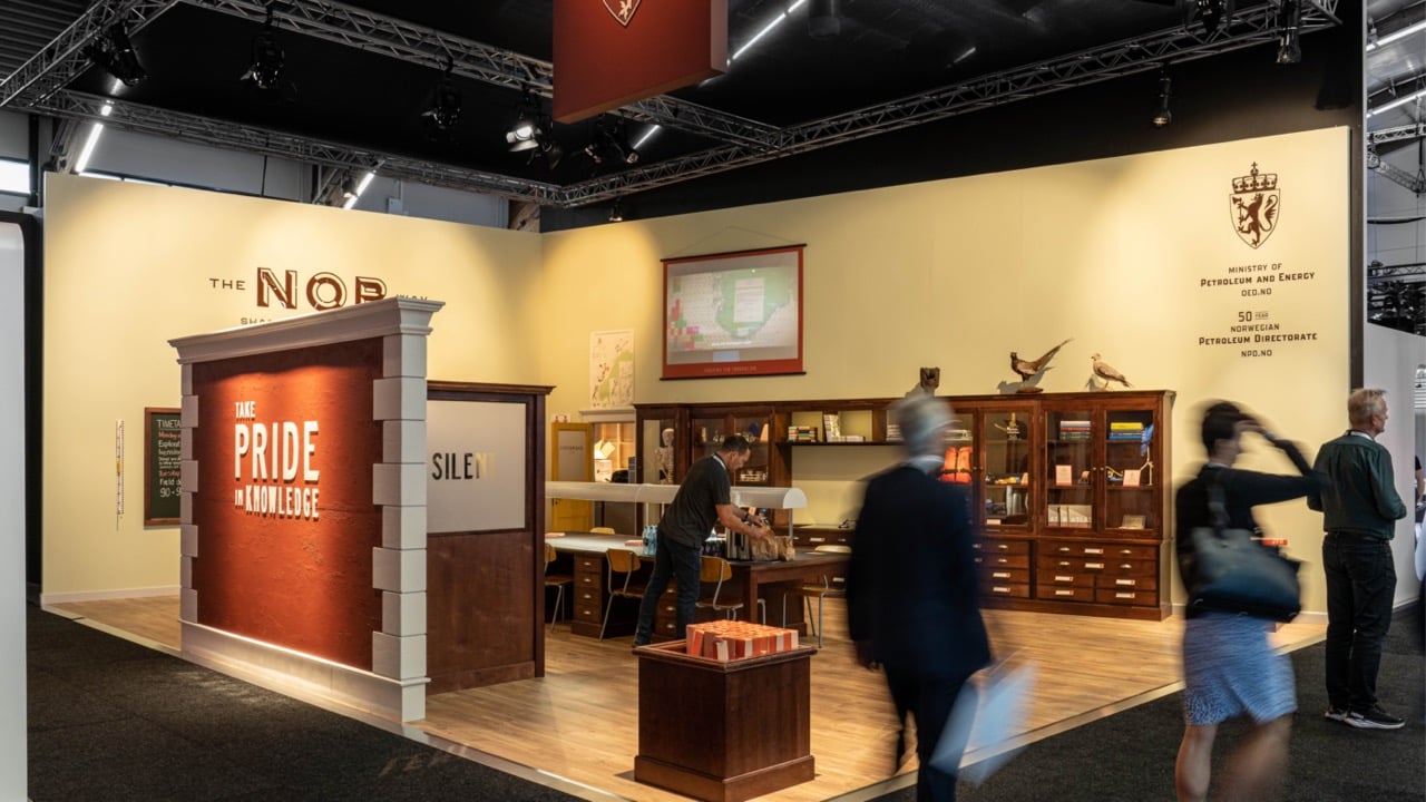 Oljedirektoratets stand på ONS i 2022, utformet som et klasserom for å illustrere hvordan andre land lærer av hva Norge gjør innen olje- og gassvirksomhet.