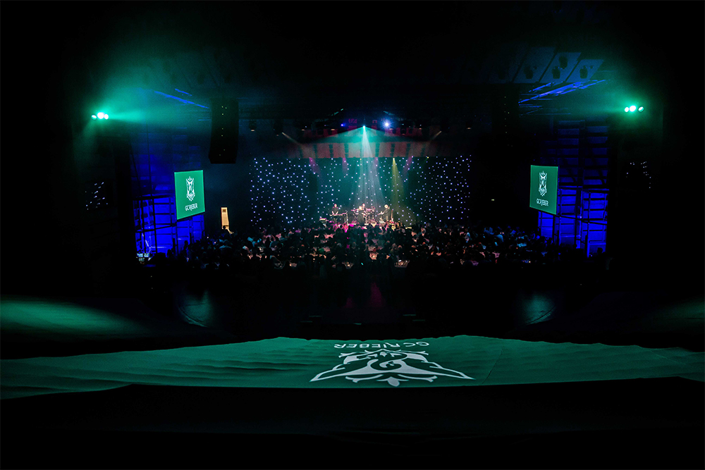 Publikum på scenen i storesalen