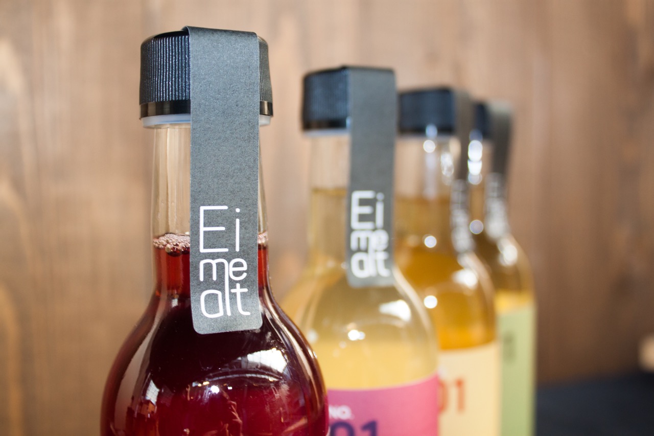 Bilde av produkter med fokus på logoen til EIMEALT