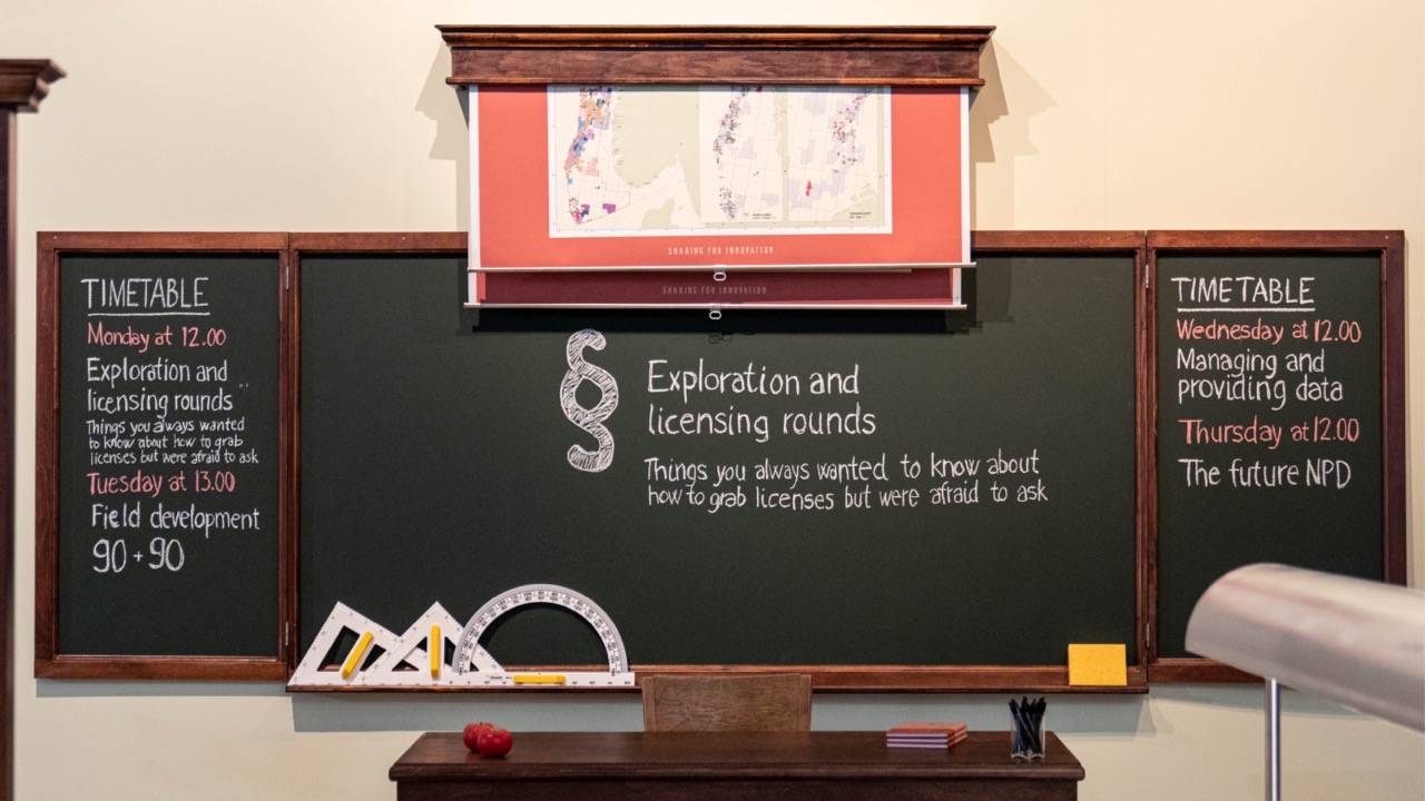 Oljedirektoratets stand på ONS i 2022, utformet som et klasserom for å illustrere hvordan andre land lærer av hva Norge gjør innen olje- og gassvirksomhet.