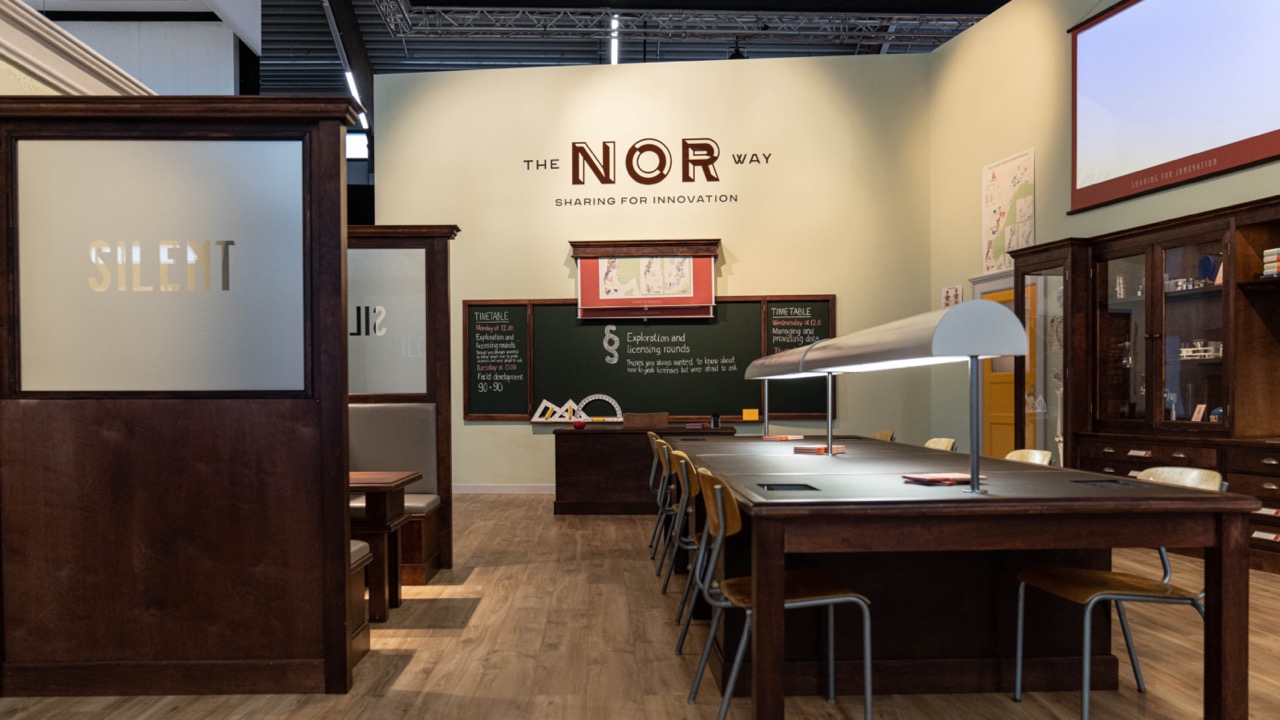 Oljedirektoratets stand på ONS i 2022, utformet som et klasserom for å illustrere hvordan andre land lærer av hva Norge gjør innen olje- og gassvirksomhet.