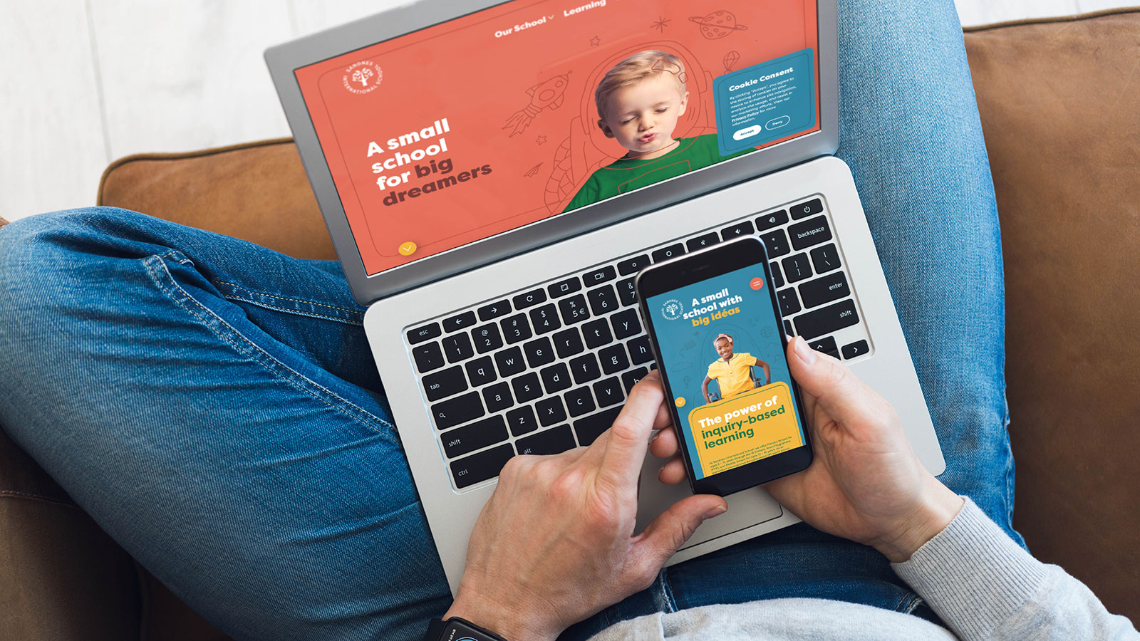 Person med datamaskin og mobil som viser skjermbilder fra nettsiden til Sandnes International School